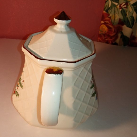 CHRISTMAS TREE WITH PRESENTS PORCELAIN COLORFUL TEAPOT - Picture 7 of 11